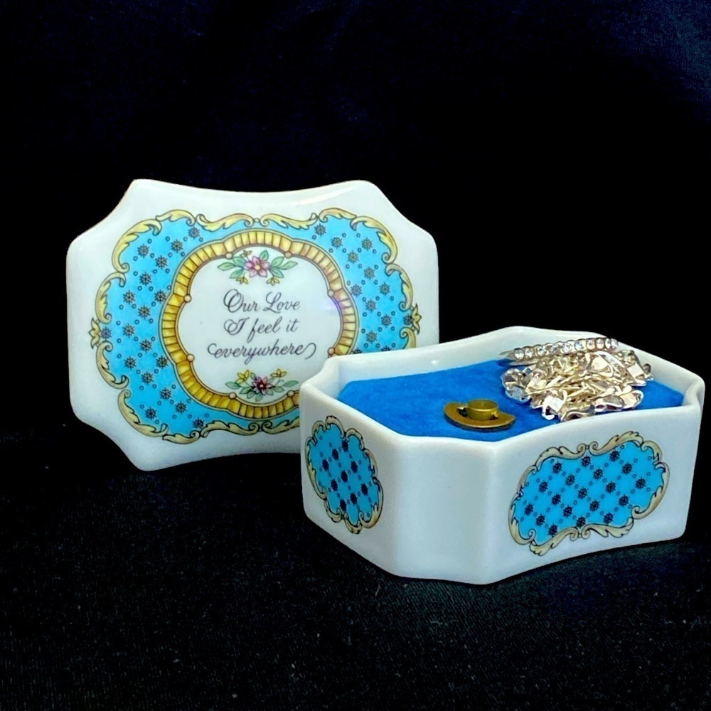 Music box Trinket jewelry keepsakes vintage 80s Franklin mint